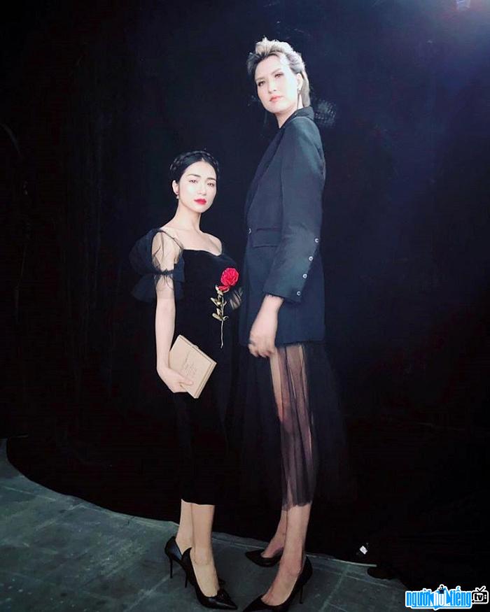  Hong Xuan model drowns singer Hoa Minzy