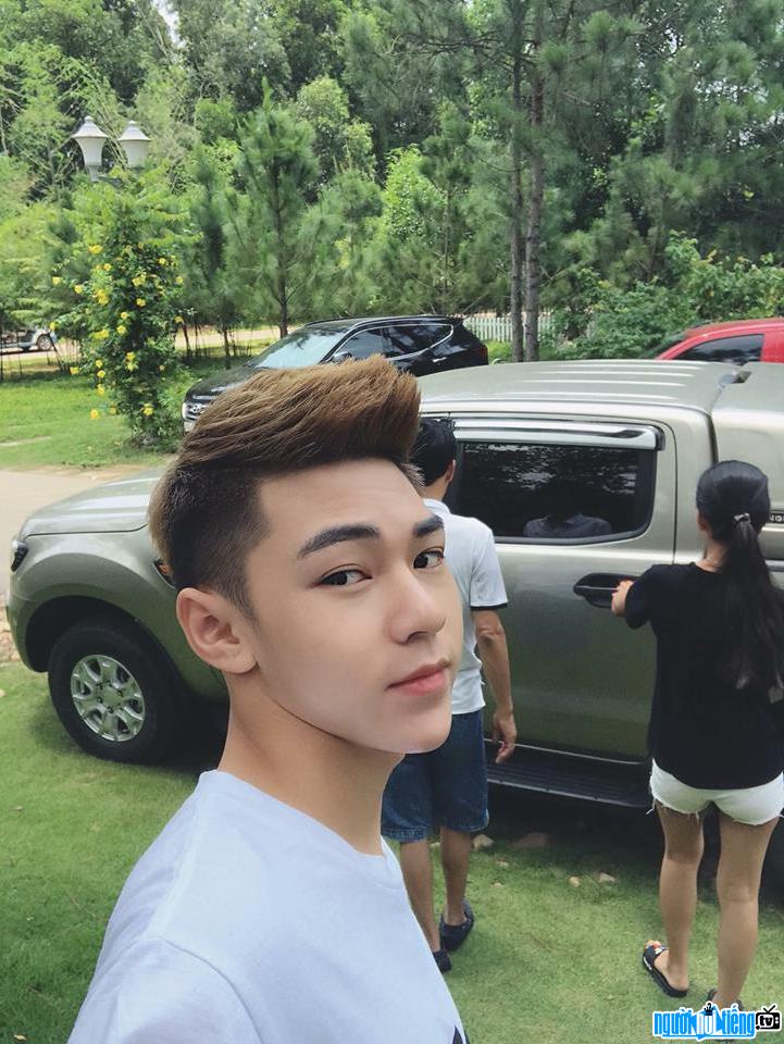  close-up of Hoang Duc Long's handsome face