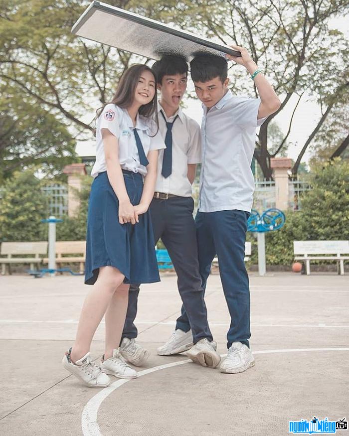  Hot girl Lam Ha Thuy Tien is close to her classmates
