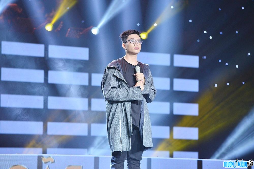  Picture of singer Dinh Tuan Anh on the stage of Sing My Song