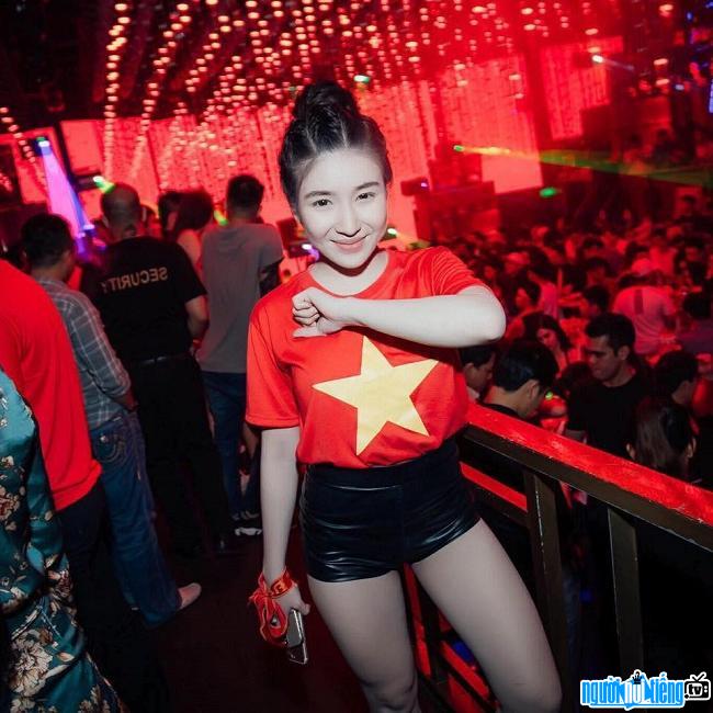 DJ Hang Milk wears a red flag with a yellow star to celebrate the victory of U23 Vietnam
