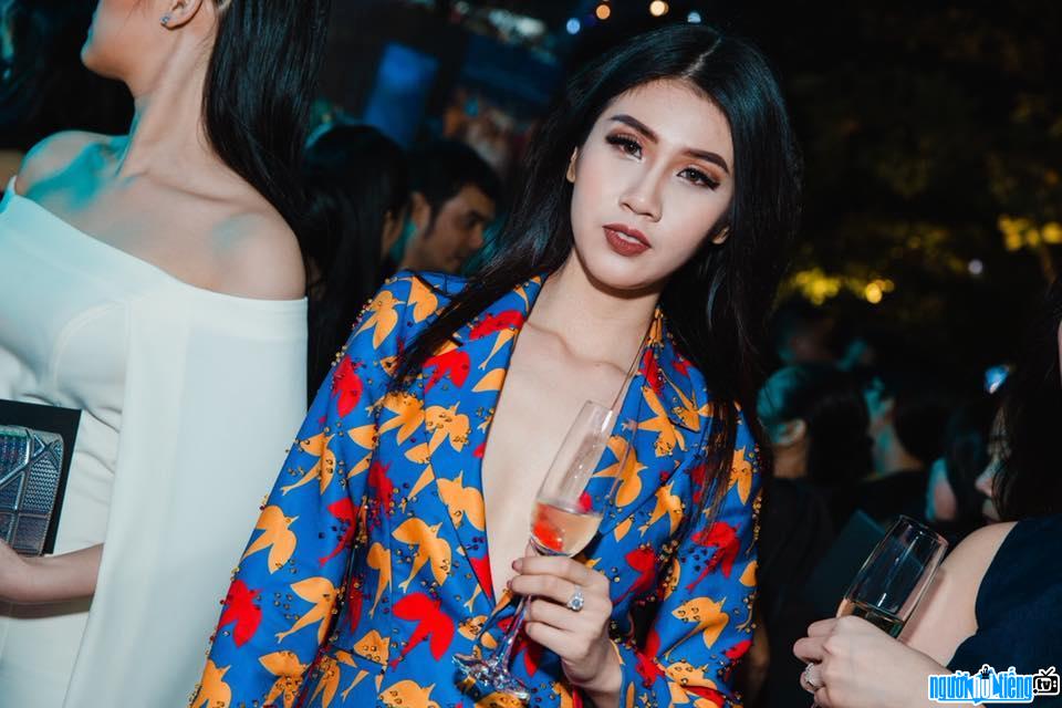 Hình ảnh người mẫu Phương Đài diện đầm khoét ngực sâu đi sự kiện