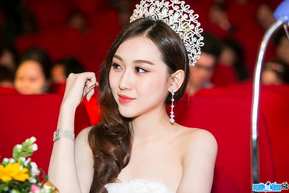 Phan Hoang Kim owns the standard beauty of Miss