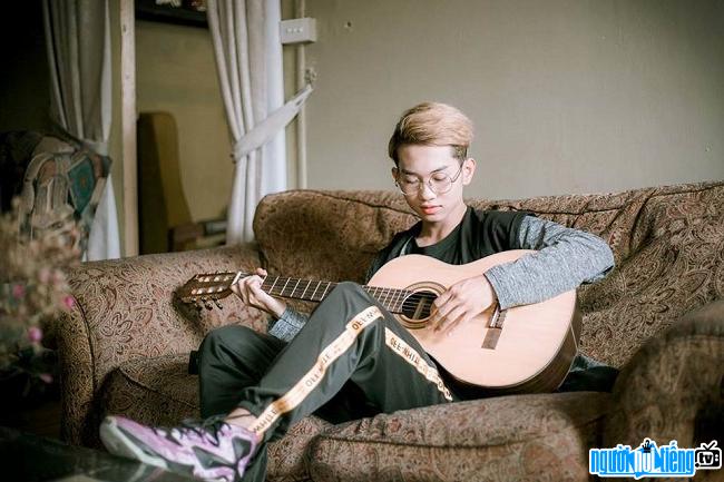  and singer Nguyen Huy Vinh can play a variety of musical instruments.