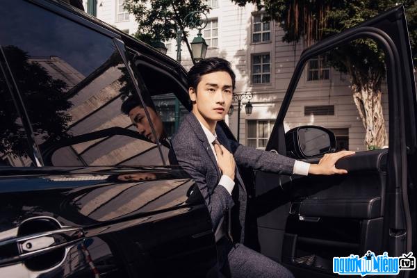 A photo of Tran Duy Long exuding elegance and masculinity in a car advertisement