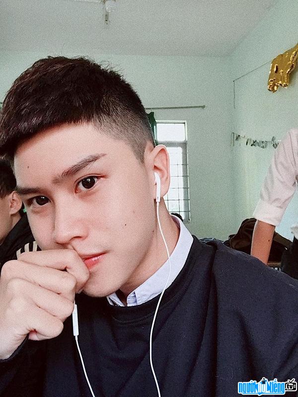  Hot boy Hung Thinh is an active secretary of the Union