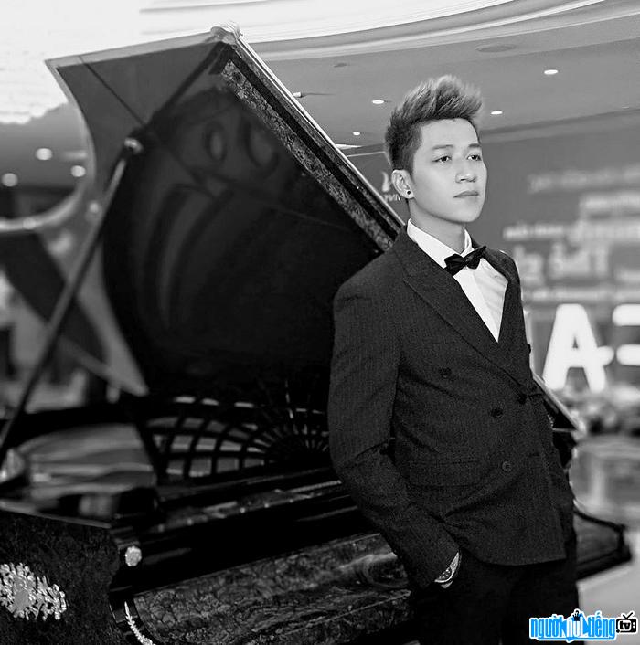  Singer Duy Ngoc has the ability to play Piano fluently