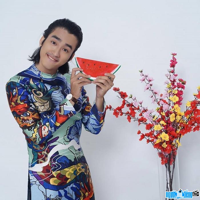  Actor Dinh Quan wears ao dai to welcome spring