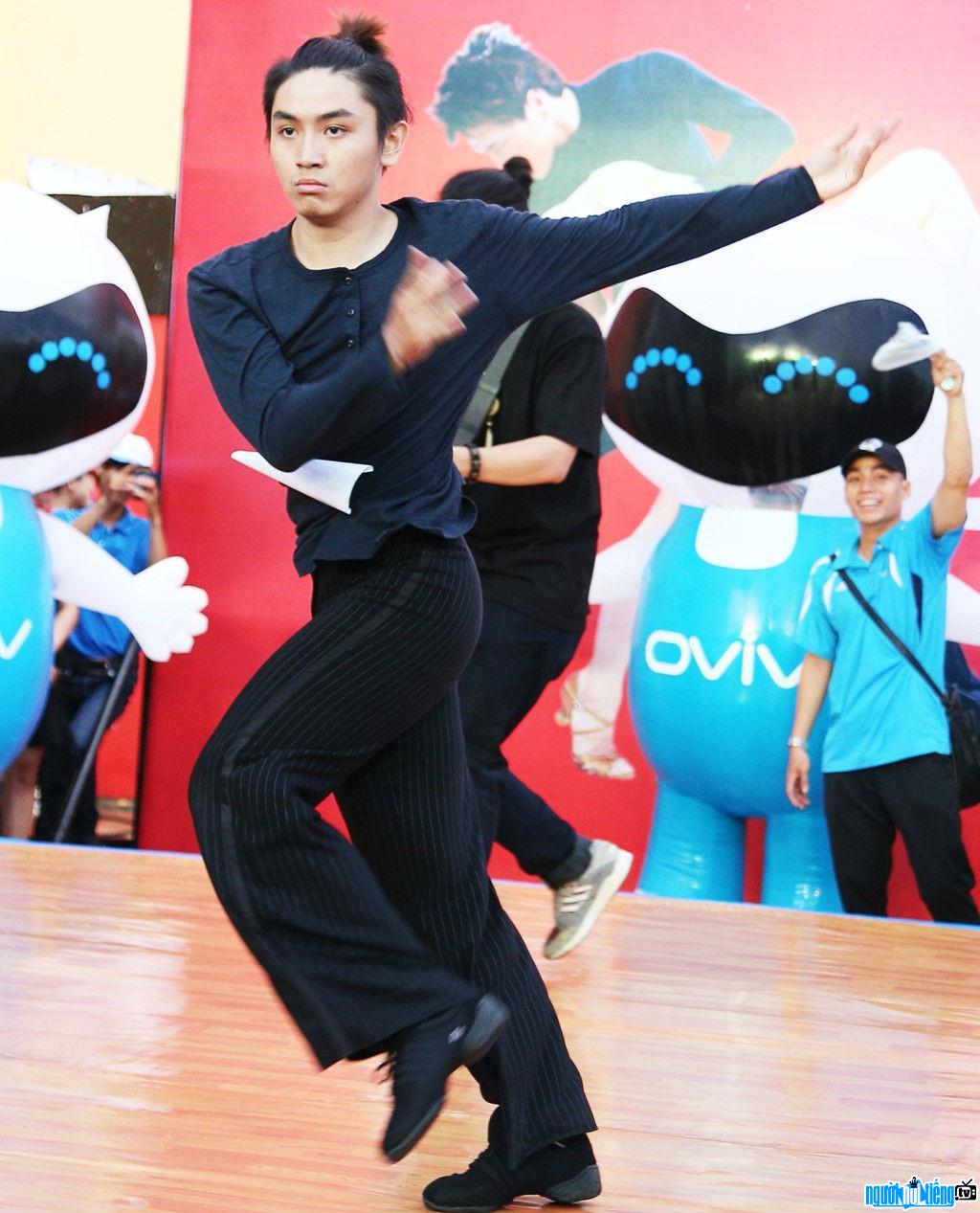  Picture of dancer Luong Bao Duy practicing hard