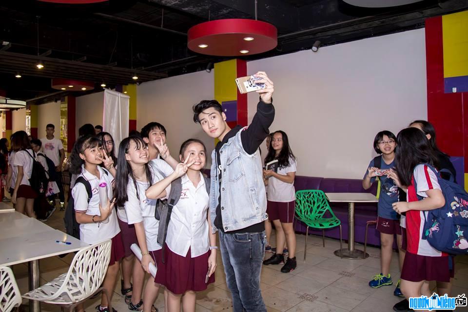  Picture of singer T-Up taking pictures with fans