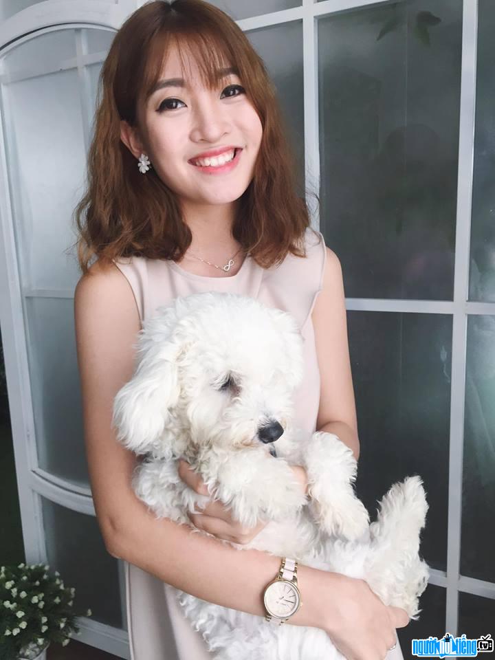  A photo of MC Mai Anh and her pet