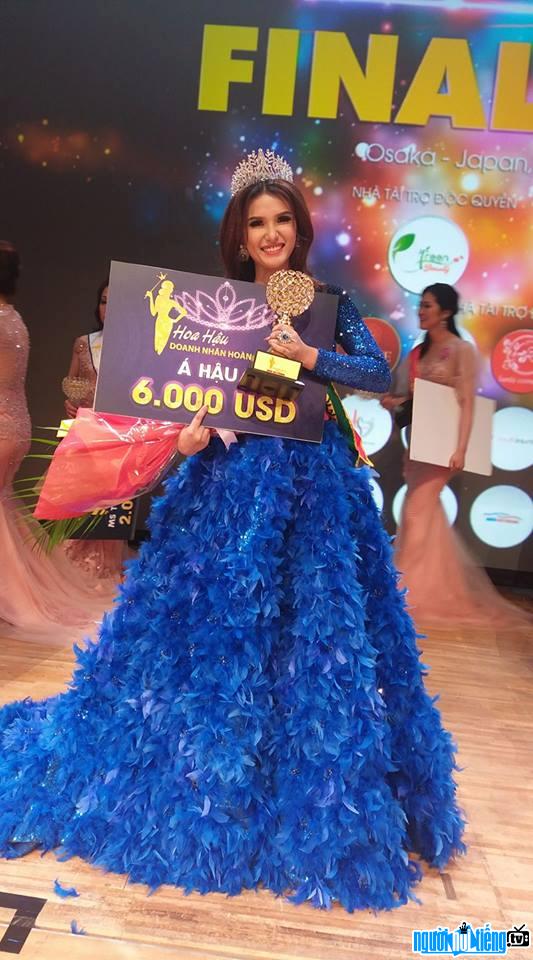  Picture of happy Truong Diem Trinh when she was crowned Entrepreneur Universe 2018 runner-up