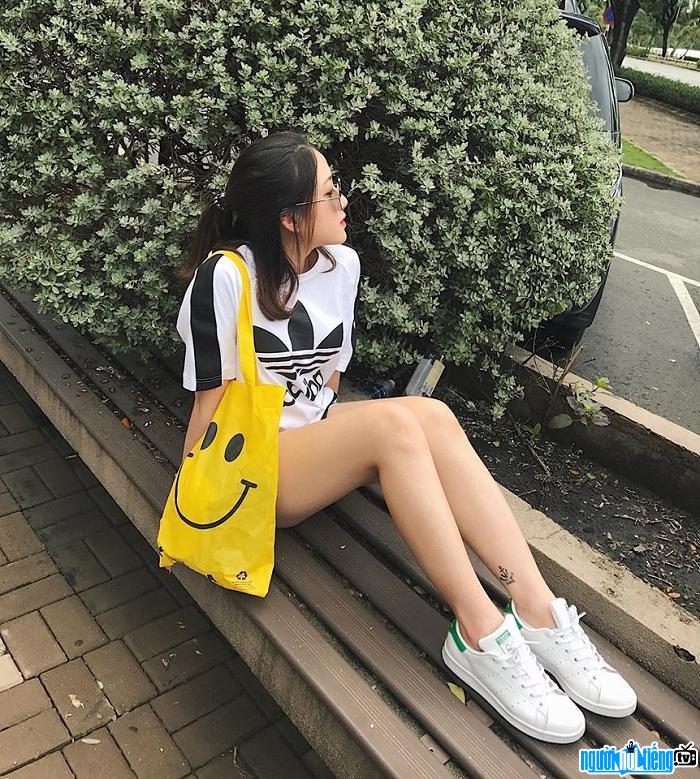Thân hình quyến rũ và đôi chân thon gọn của hot girl Nguyễn Thảo Vi
