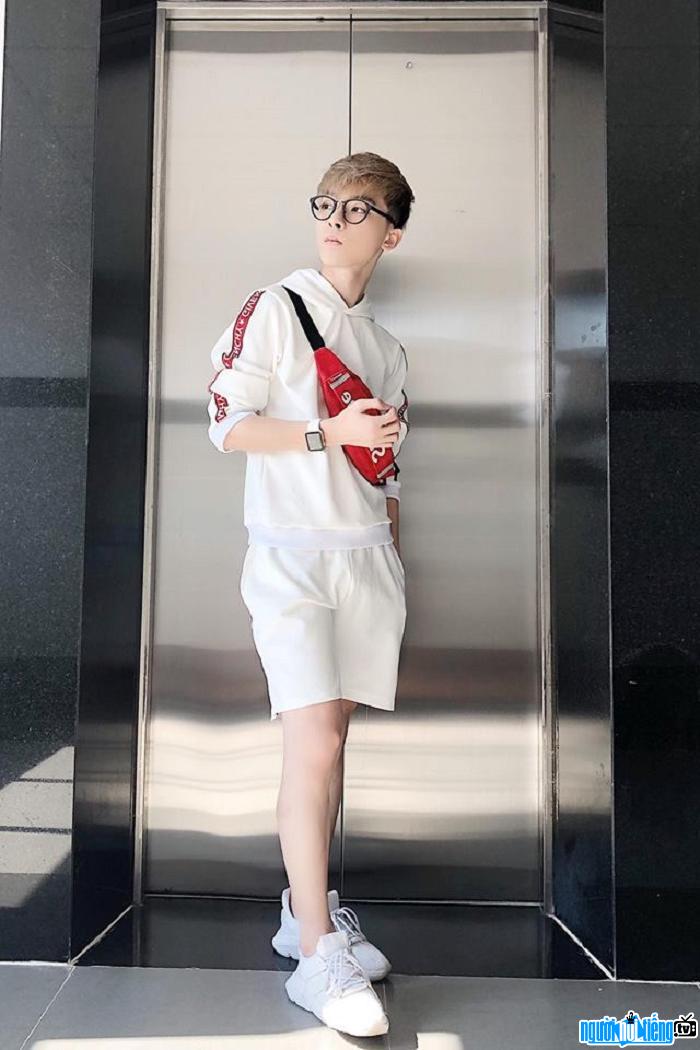 Phong cách thời trang trẻ trung của diễn viên Phạm Tuấn Tài