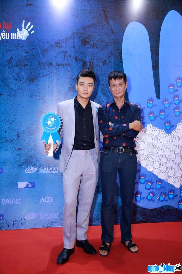 A photo of actor Pham Hoang Nguyen and director Le Hoang