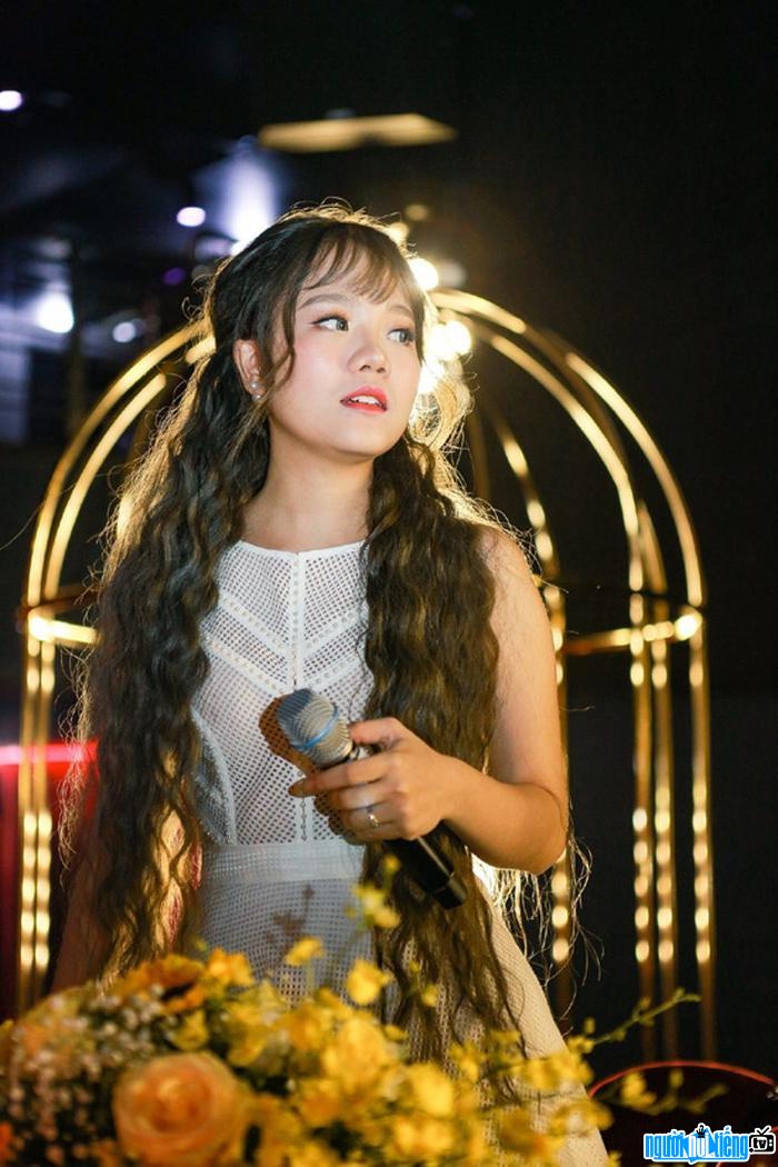 Hình ảnh ca sĩ Khả Linh trên sân khấu