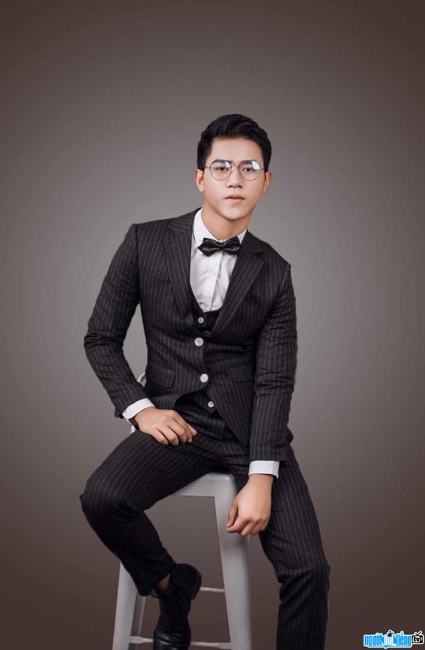 Hình ảnh hot boy Nguyễn Quốc Việt nam tính với veston
