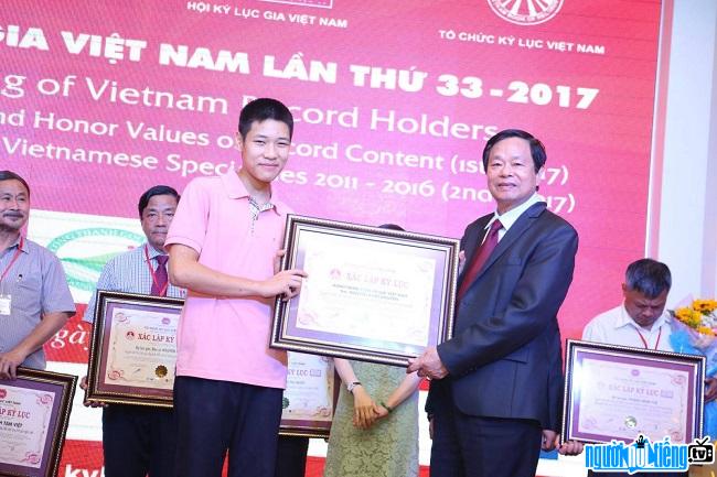 Nghệ sĩ xiếc Nguyễn Khôi Nguyên kỷ lục gia xiếc Việt Nam