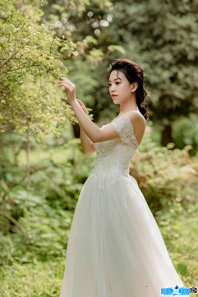  the beauty of Hang Lee is pure and beautiful in a white dress.