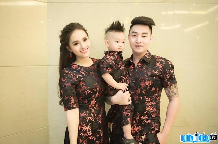  Hoang Son network phenomenon is famous for loving his wife to the fullest