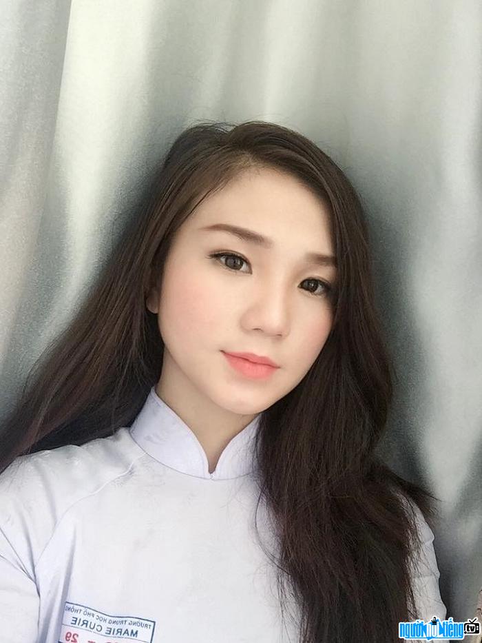 Hot girl Nguyễn Thị Thu Tâm duyên dáng trong tà áo dài