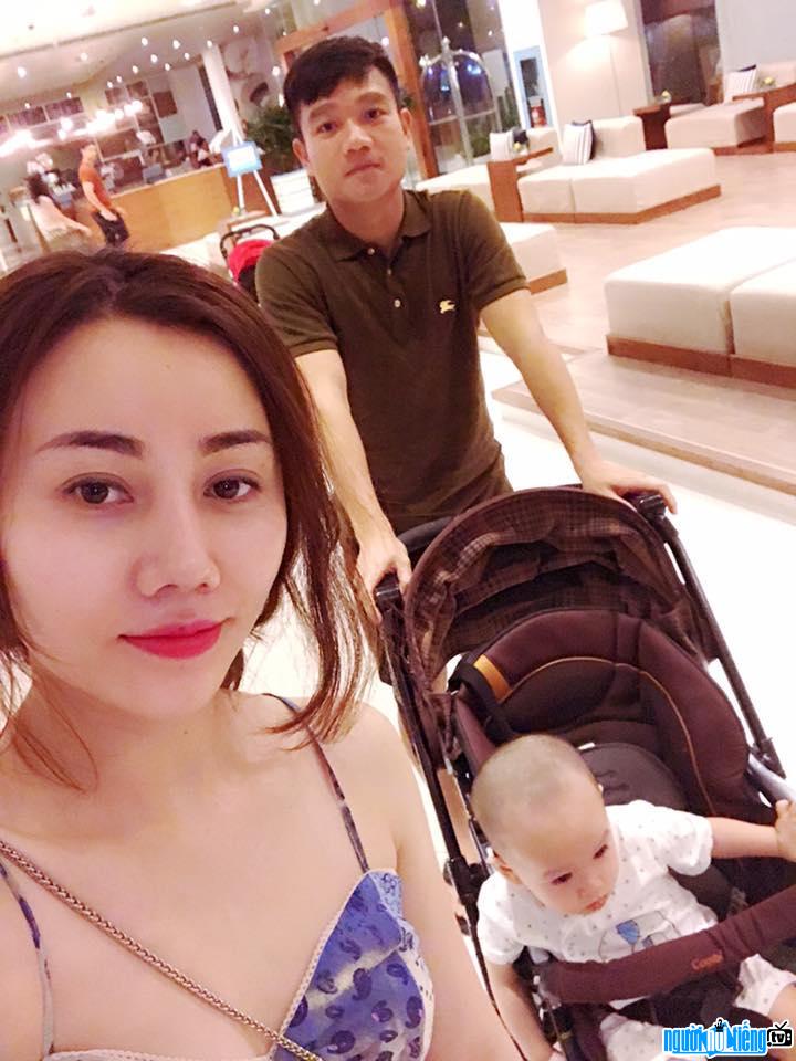Bức ảnh cầu thủ Đinh Thanh Trung đi chơi cùng vợ con