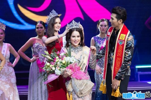  Phuong Le was crowned Miss World Peace Lady 2017