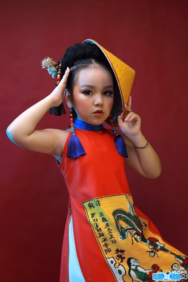 Hình người mẫu nhí Hồ Phương Vy trong trang phục chiếc áo dài