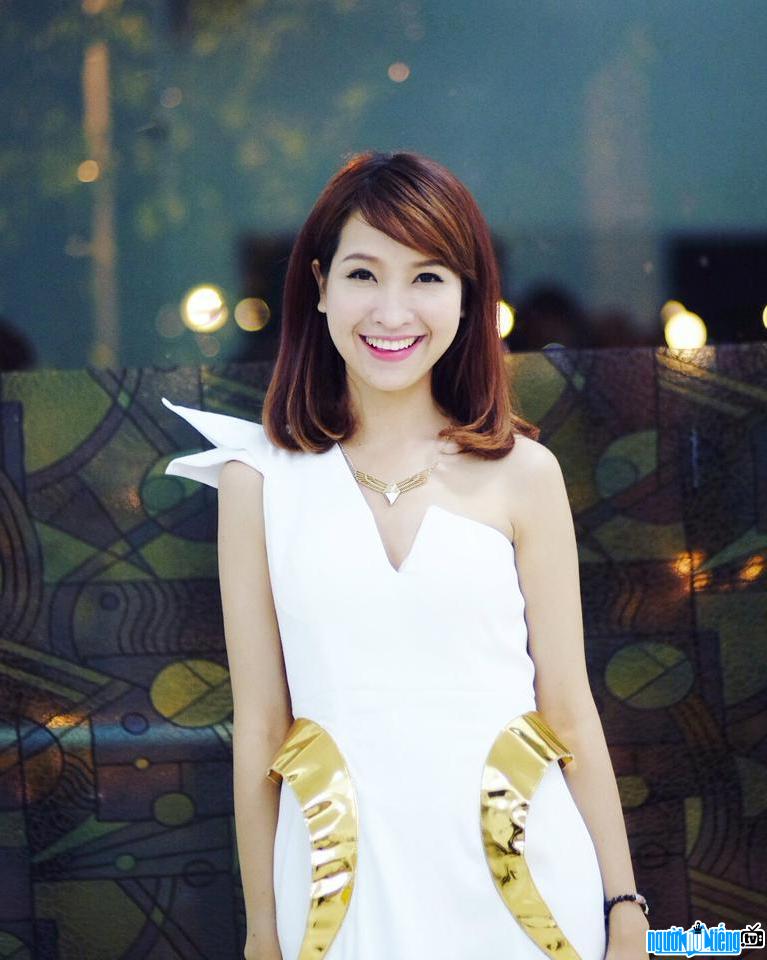 Hình ảnh VJ Trần Kim Nhã tỏa sáng trong bộ đồ trắng tinh khôi