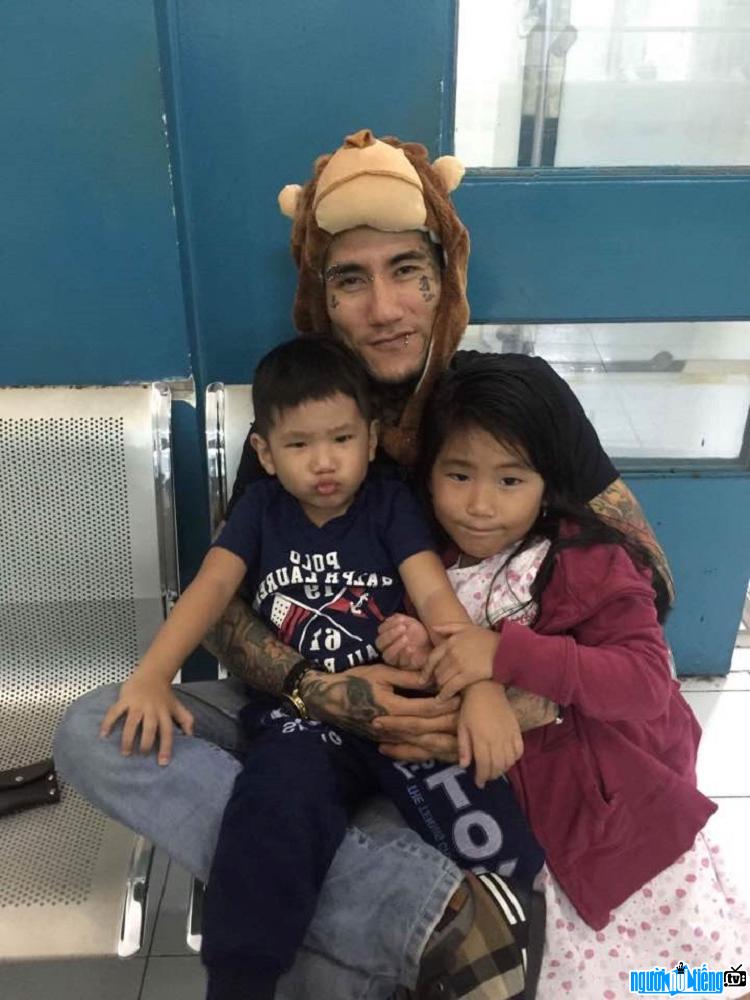  Tattoo artist Dang Vinh happily party children