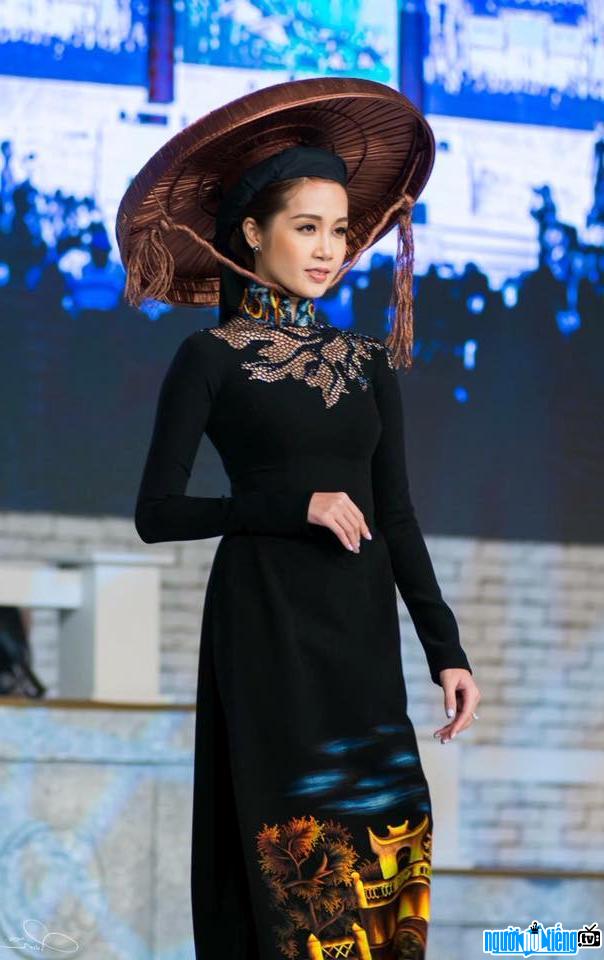  image of Le Thu An performing on the catwalk 