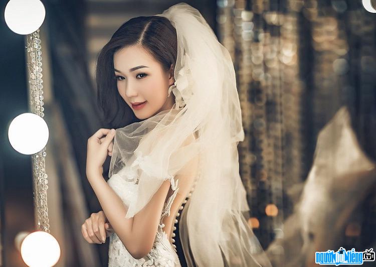 Diễn viên Phạm Ngọc Anh xinh đẹp trong váy cưới