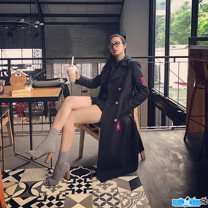  Long legs of hot girl Hoai Thuong