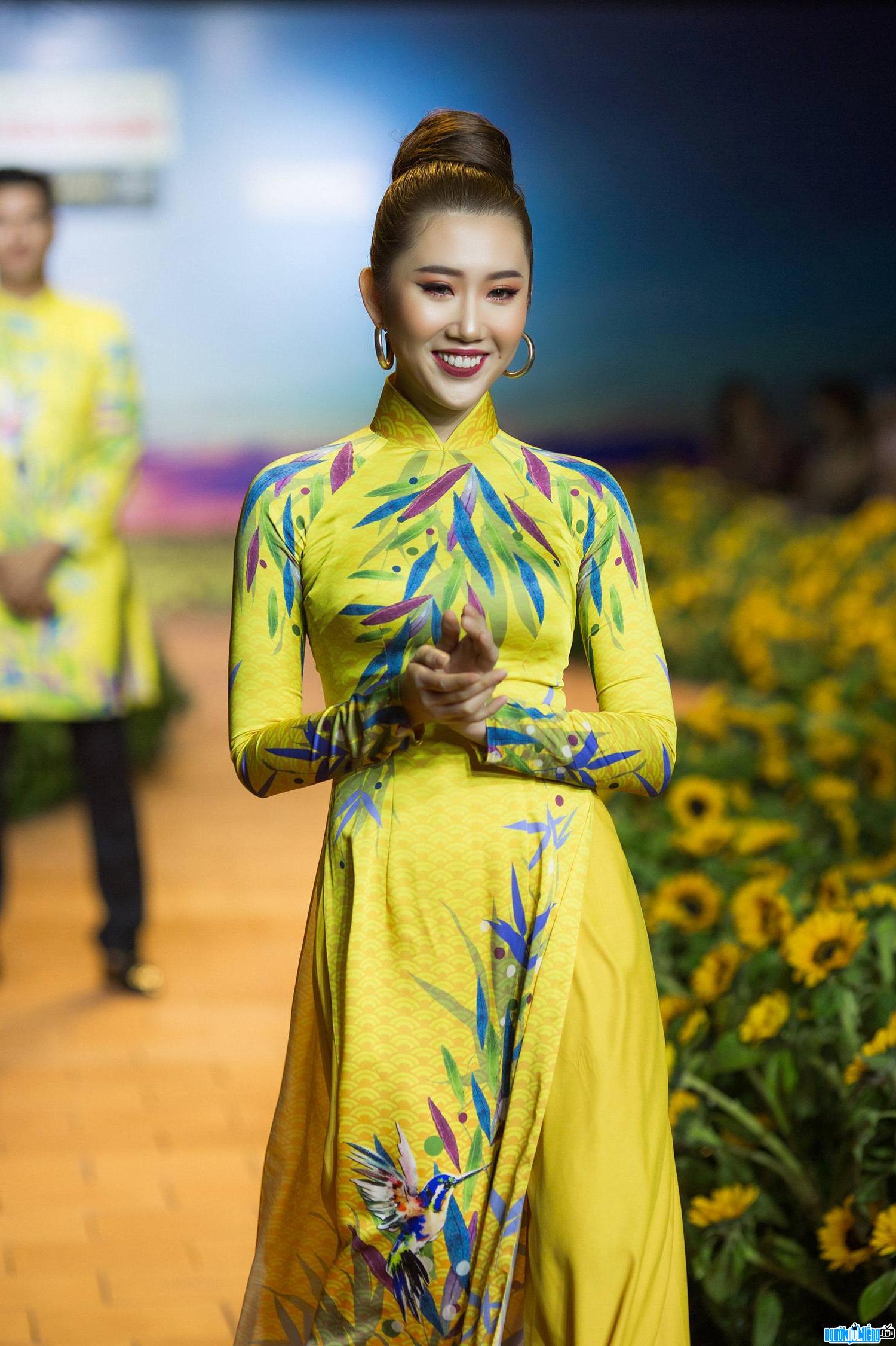 Hình ảnh người mẫu Lê Huỳnh Thúy Ngân dịu dàng trong show diễn áo dài