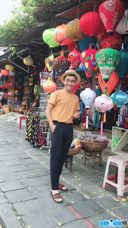Hình ảnh ca sĩ Basker Ngọc Tân tại một con phố bán đèn lồng