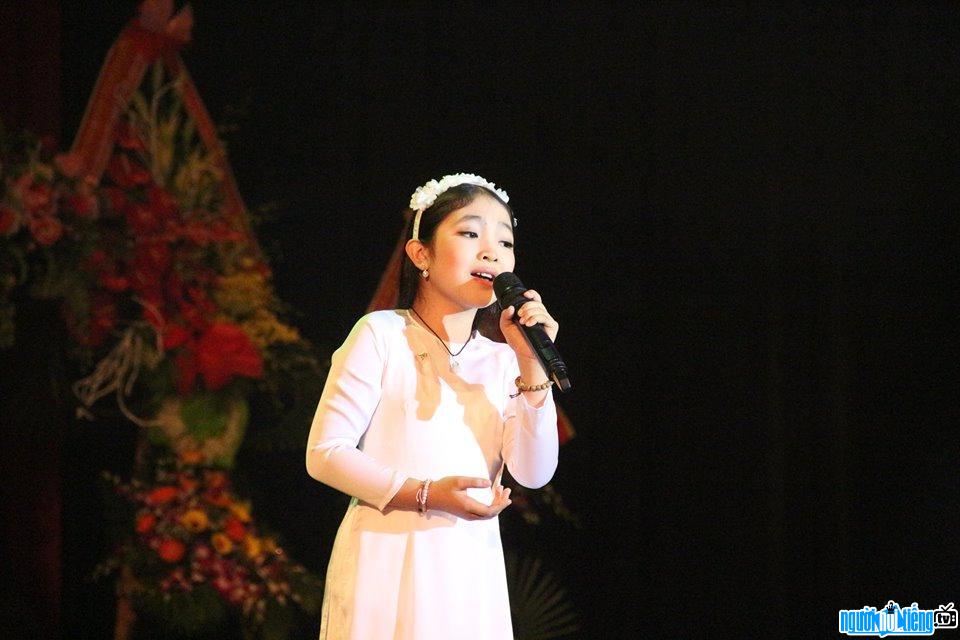 Picture of child singer Hong Minh The Voice Kids is performing on stage