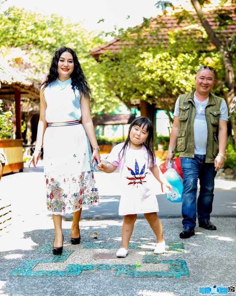  Picture of musician Tran Huyen Nhung happy with her husband and daughter