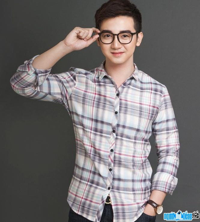 A picture of actor Nguyen Hong Phong makes many young girls fall