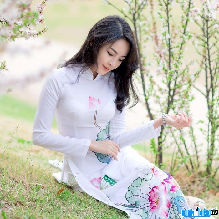 Hot girl Vũ Thanh Quỳnh dịu dàng trong tà áo dài