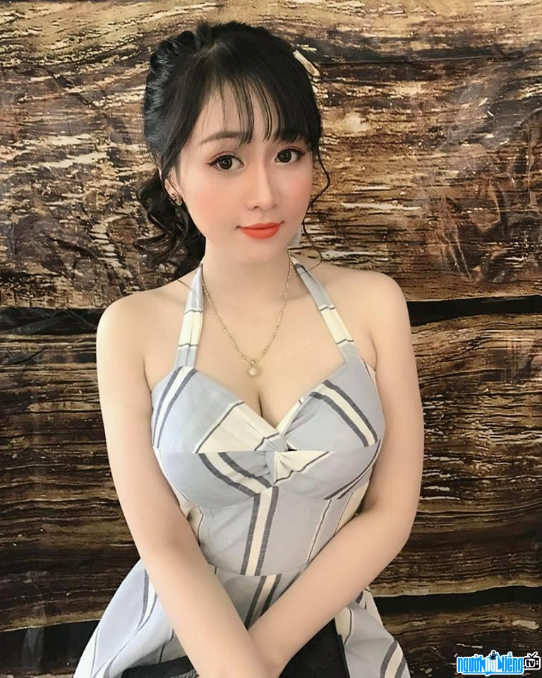 Hình ảnh người mẫu ảnh Trần Ngọc Ánh Tuyền gợi cảm với đầm hai dây