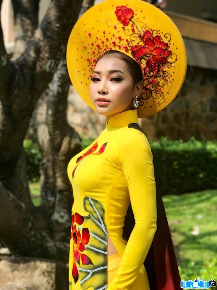  Image of runner-up Linh Huynh lovingly with a shirt Traditional long