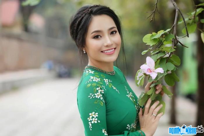  Singer Bach Tra possesses the gentle beauty of a Quang woman