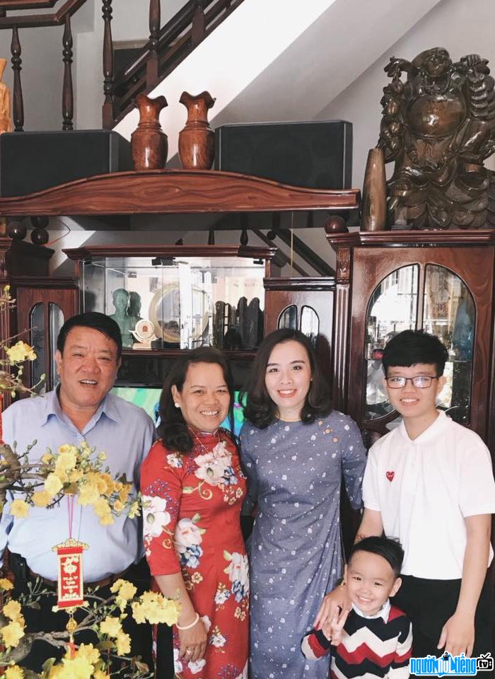  Picture of Ngoc Dolil with family members