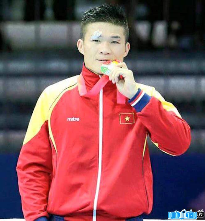  Picture of Truong Dinh Hoang standing on the podium