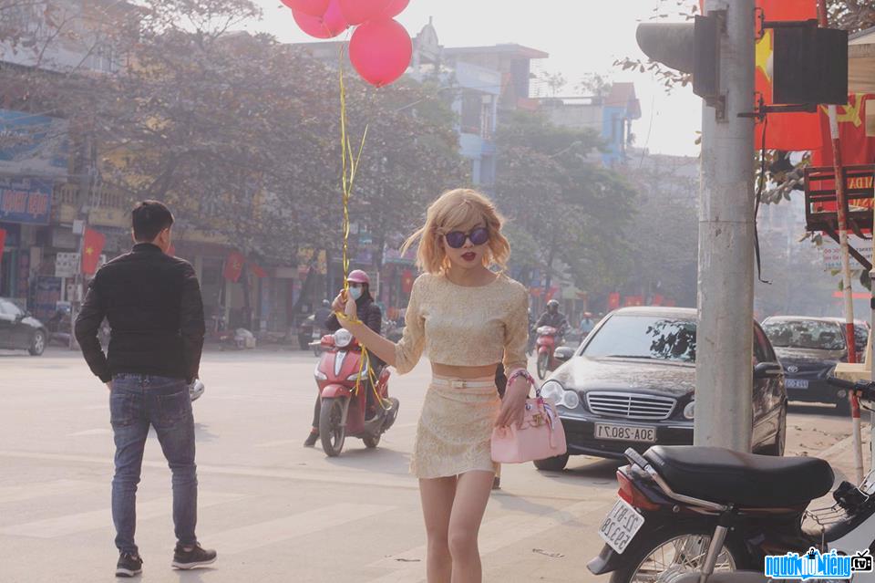 Hình ảnh Cao Thanh Tùng make-up thành ca sĩ khiến nhiều người bất ngờ vì quá giống Taylor Swift