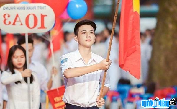  Hot boy holds the flag Pham Hong Dang