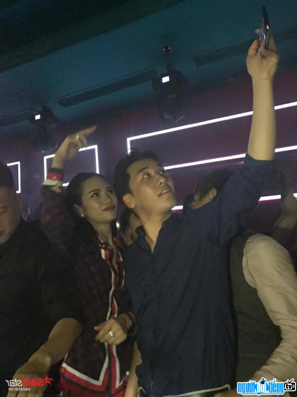  runner Le Phuong Thao makes many people jealous when taking selfies with Seung-ri