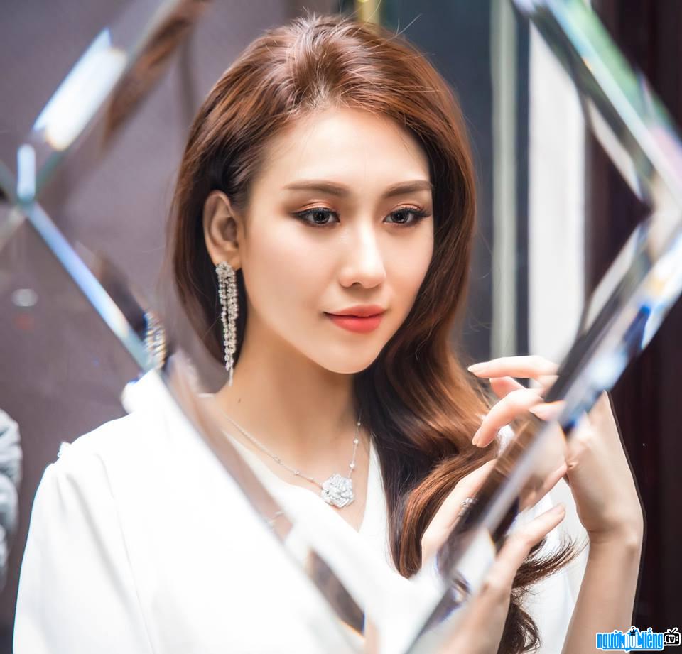 Cận cảnh gương mặt đẹp không tì vết của Hoa hậu Phan Hoàng Kim