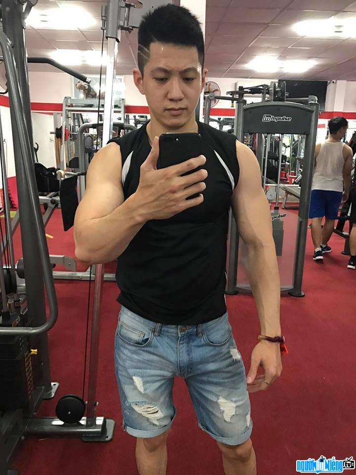 Model Dang Quoc Dat showed off her toned body because Working hard at the gym
