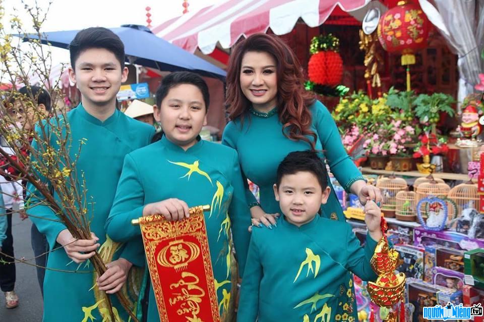 Bức ảnh ca sĩ Trizzie Phương Trinh và ba người con của mình